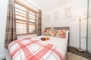1 bedroom, desk, soundproofing, iron/ironing board - Posh Parlour By Jesouth (Hull)