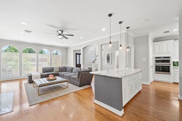 Télévision, cheminée, livres