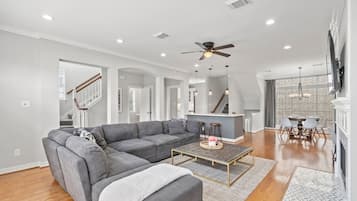 Een televisie, een open haard en boeken