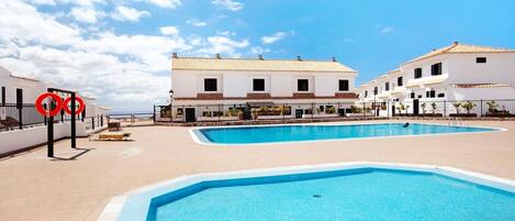 Una piscina al aire libre