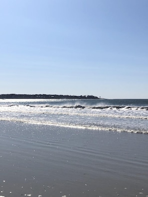Perto da praia, espreguiçadeiras 