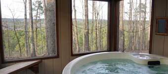 Couples Getaway Near Hot Springs-Jacuzzi and Hot Tub Overlooking Mountains!