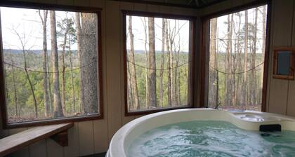 Couples Getaway Near Hot Springs-Jacuzzi and Hot Tub Overlooking Mountains!