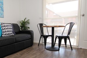 1 Bedroom Apartment with Spa Bath | Living area | 34-cm Smart TV with digital channels, TV, Netflix - Apartments 521 (Warrnambool)