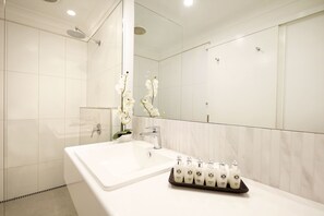 Executive appartement | Badkamer | Gratis toiletartikelen, een haardroger, handdoeken, zeep