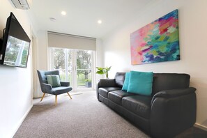 Standard Double Room, 2 Bedrooms | Living area | 34-cm Smart TV with digital channels, TV, Netflix - Apartments 521 (Warrnambool)