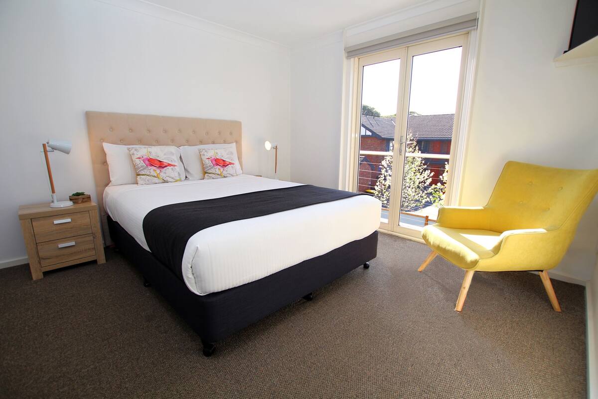 1 Bedroom Apartment with Spa Bath | Premium bedding, iron/ironing board, WiFi (free), individually decorated