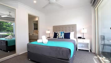 Standard Double Room, 2 Bedrooms | Peralatan tempat tidur premium, dihias secara berasingan