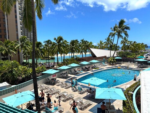 Oceanfront 2BR Condo Ilikai 1822 – Steps to Waikiki Beach | Sleeps 6 | Stunning Views