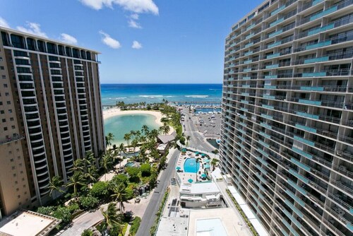 Oceanfront 2BR Condo Ilikai 1822 – Steps to Waikiki Beach | Sleeps 6 | Stunning Views