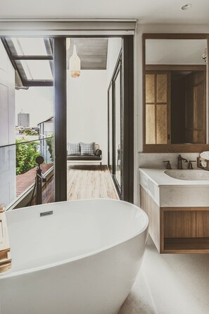 Lanna Grand Deluxe with Bathtub | Banheiro | Produtos de toalete de grife, secador de cabelo, roupões de banho 