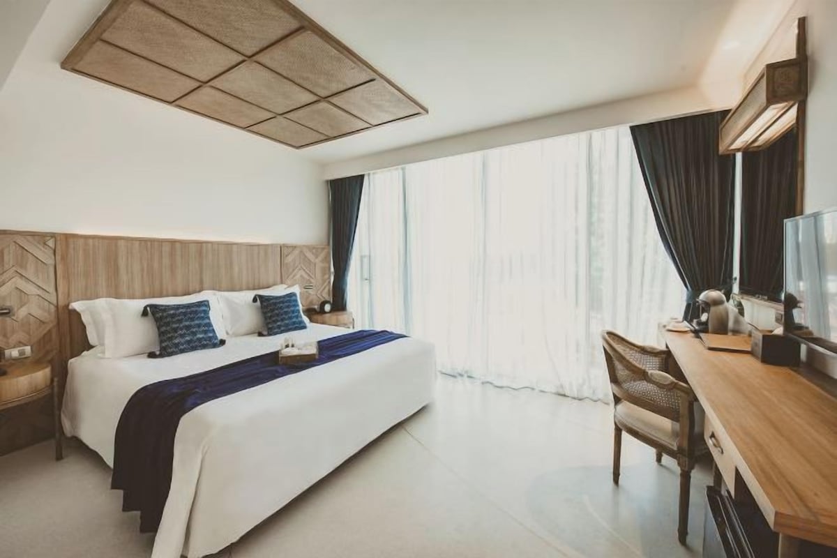 Premium bedding, pillowtop beds, minibar, in-room safe