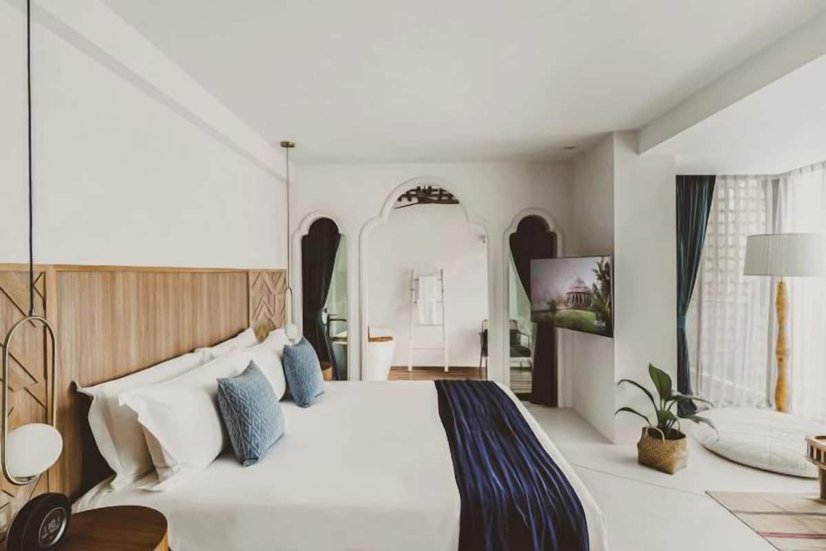 Premium bedding, pillowtop beds, minibar, in-room safe