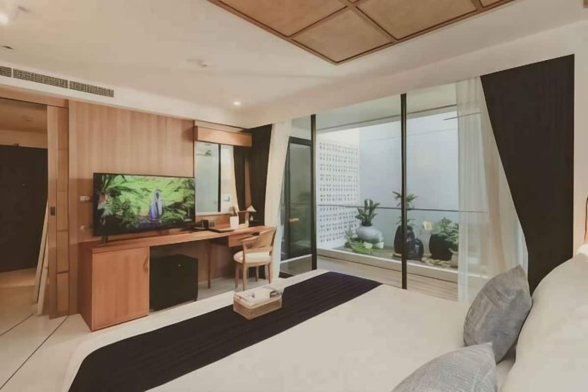 Premium bedding, pillowtop beds, minibar, in-room safe