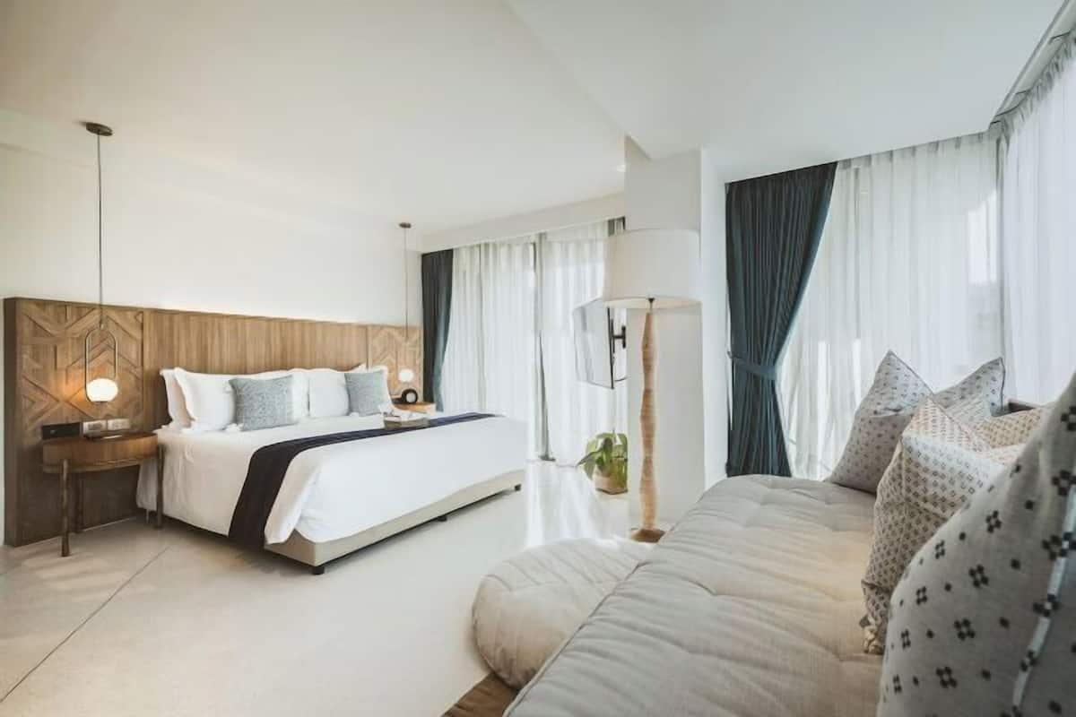 Premium bedding, pillowtop beds, minibar, in-room safe