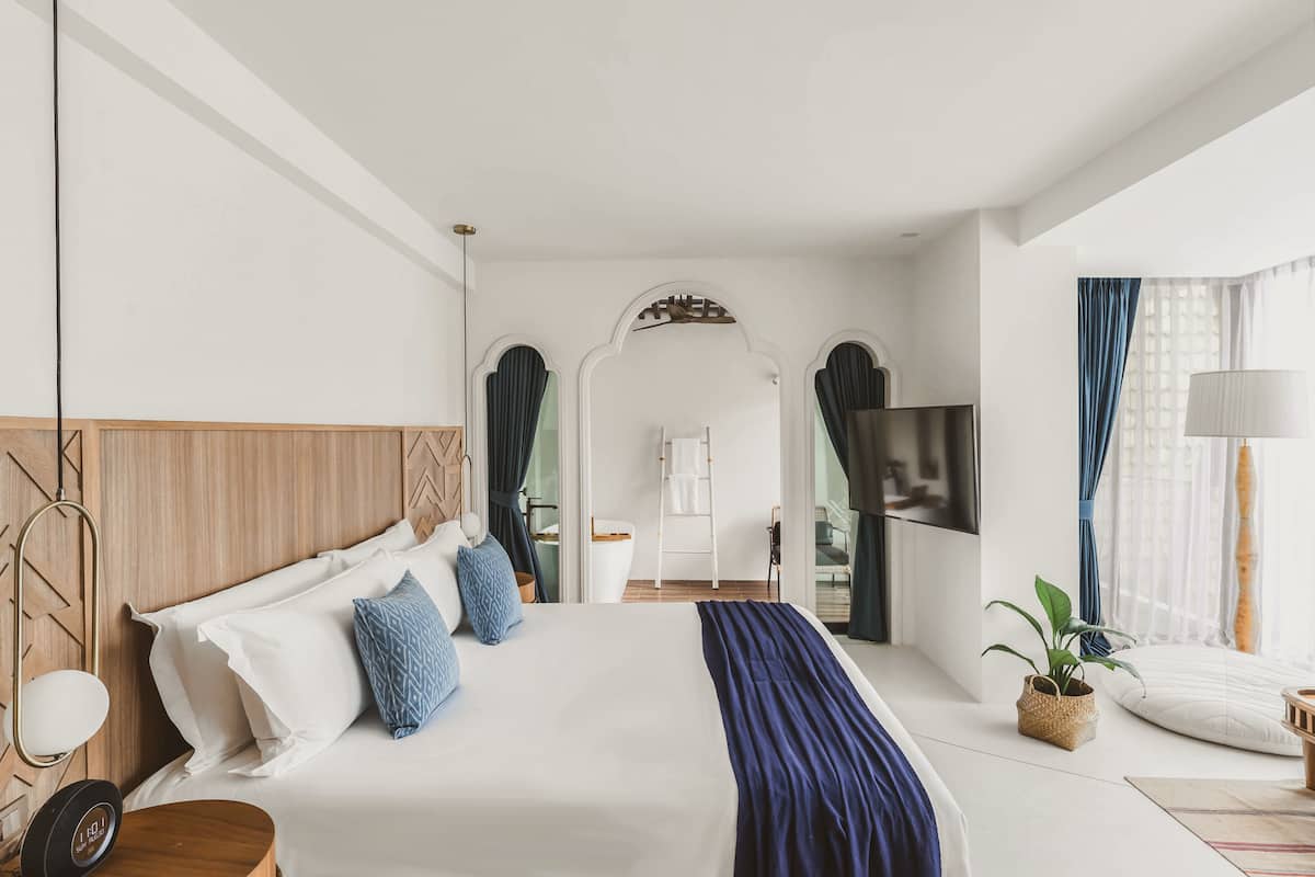 Lanna Suite Pool View with Bathtub | Hochwertige Bettwaren, Pillowtop-Betten, Minibar, Zimmersafe