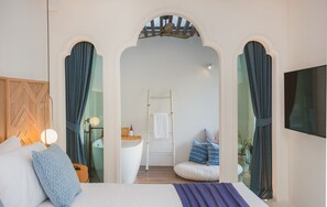 Lanna Suite Pool View with Bathtub