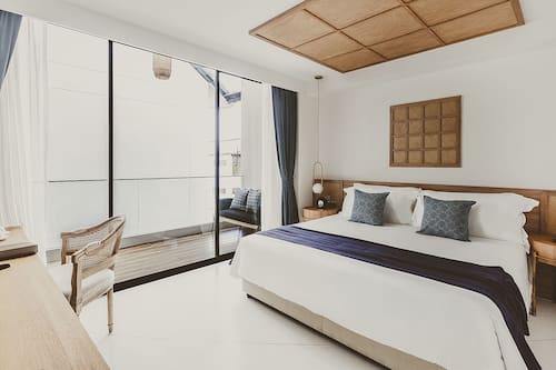Lanna Grand Deluxe with Bathtub | Ropa de cama de alta calidad, colchones con acolchado adicional, minibar