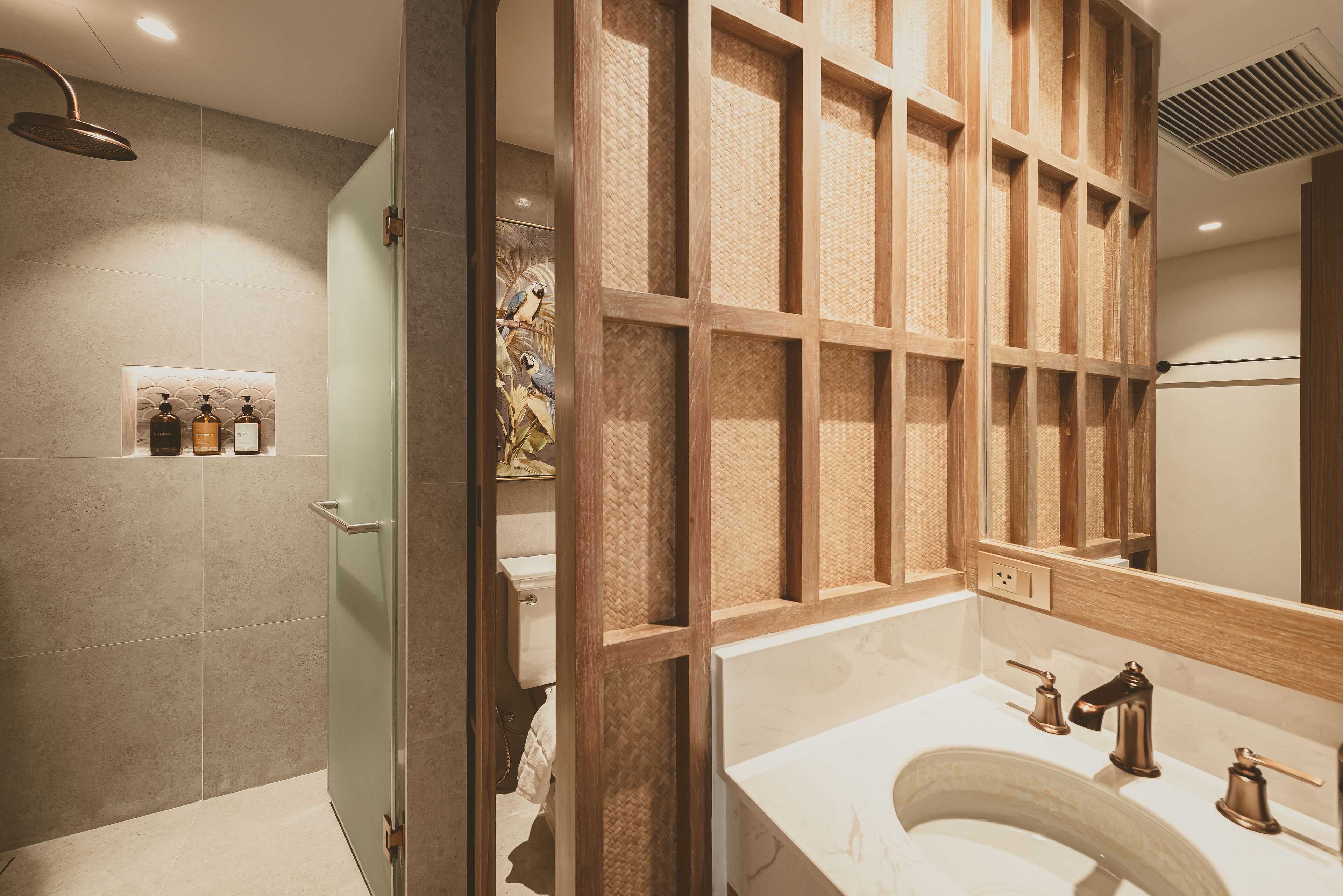 Un baño moderno con ducha, tocador con un espejo grande y un perchero para toallas.