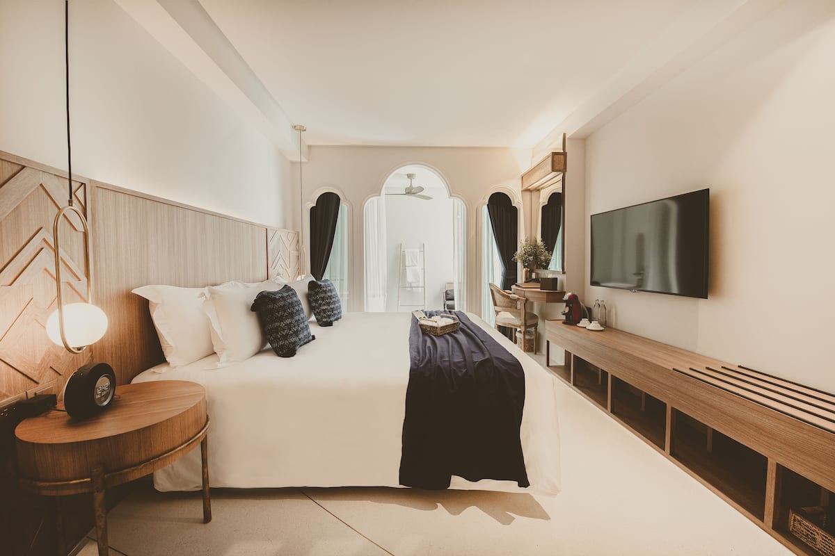 Grand Deluxe Room with Bathtub | 고급 침구, 필로우탑 침대, 미니바, 객실 내 금고
