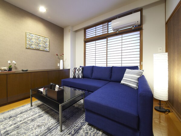 33 inci televisyen skrin rata dengan kabel, TV 