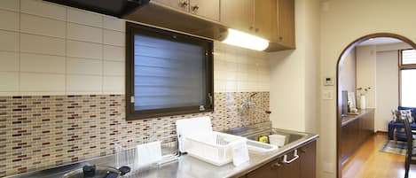 Lemari es, microwave, kompor, dan ketel listrik