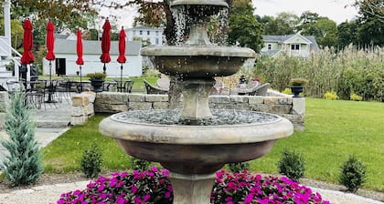 Historic home in downtown Mystic-1 block from green, river, shops & restaurants