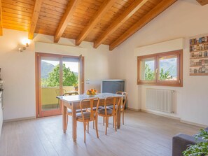 Interior - Lovely apartment for 6 guests with WIFI, TV and balcony (Domaso)