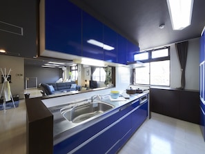 Apartment (2F) | Private kitchen | Fridge, microwave, stovetop, electric kettle - Oyado Kinokuniya Ginya Machi (Nagasaki)