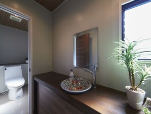Apartemen (2F) | Kamar mandi | Bathtub dan shower terpisah dan perlengkapan mandi gratis