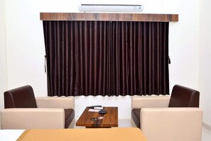 Basic Studio Suite | Living room | 32-inch LED TV with premium channels, TV