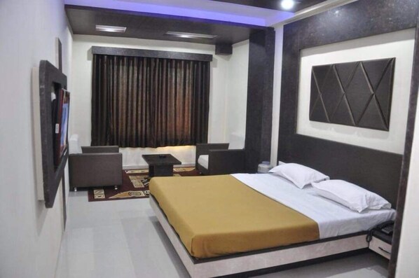Basic Studio Suite | Free WiFi, bed sheets - The New Holiday Inn (Mahesana)