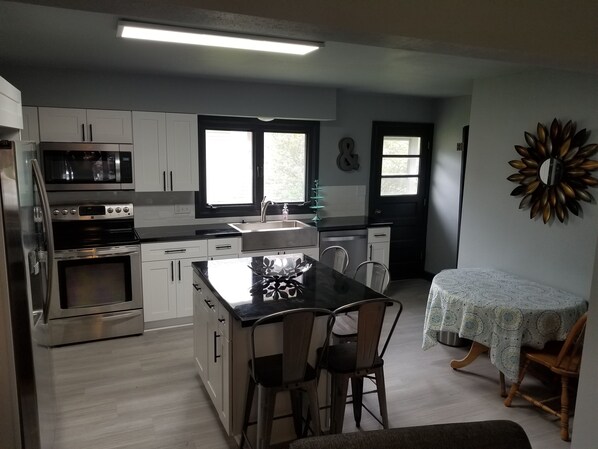 Réfrigérateur, micro-ondes, four, plaque de cuisson