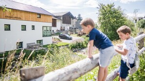 Un bâtiment moderne doté d’une façade en bois et d’une enseigne indiquant « CHALET ORTLES LUXURY ».