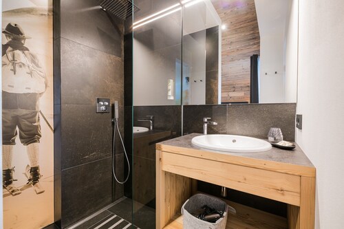 Moderne Ferienwohnung Chalet Ortles mit Bergblick und WLAN