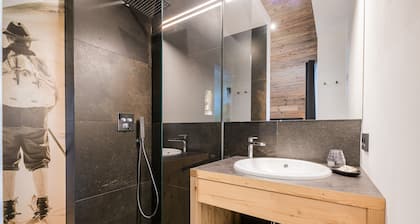 Moderne Ferienwohnung Chalet Ortles mit Bergblick und WLAN