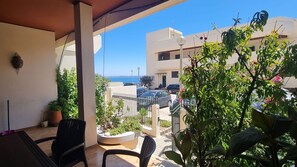 Outdoor dining - Apartment 'A Casa E A Praia Da Ana' close to the beach and the historic center (Lagos)