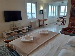 2 makuuhuonetta, silitysrauta/-lauta