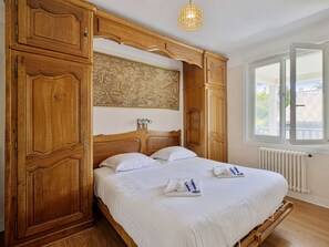 2 chambres, fer et planche à repasser