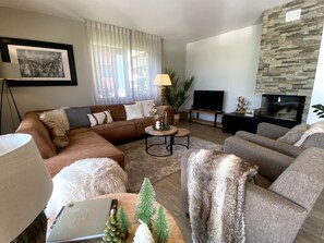 Een televisie en een open haard