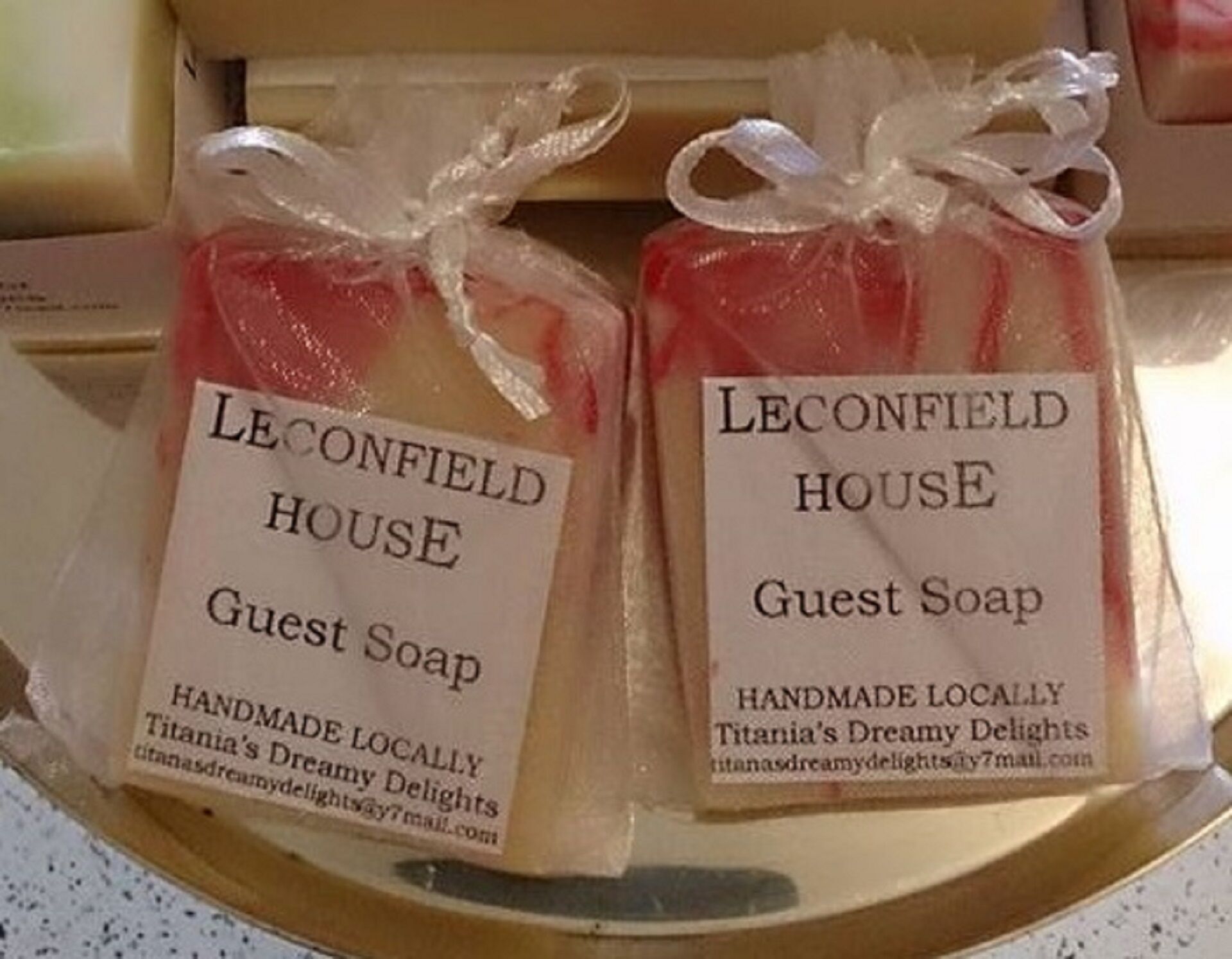 Zwei Seifenstücke für Gäste von Leconfield House, beschriftet als handgefertigte Produkte von Titania's Dreamy Delights.
