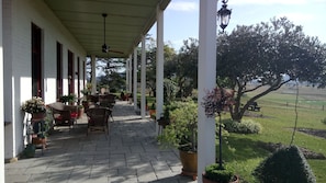 Outdoor dining - Leconfield House, Pokolbin, Hunter Valley luxury, built in 1872, 150yrs in 2022 (Leconfield)