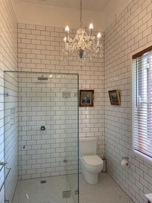 Dusj, hårføner, badekåper og tøfler