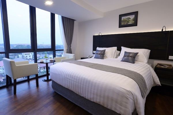 Deluxe Double Room | Bar mini, peti besi dalam bilik, seterika/papan seterika, Wi-fi percuma