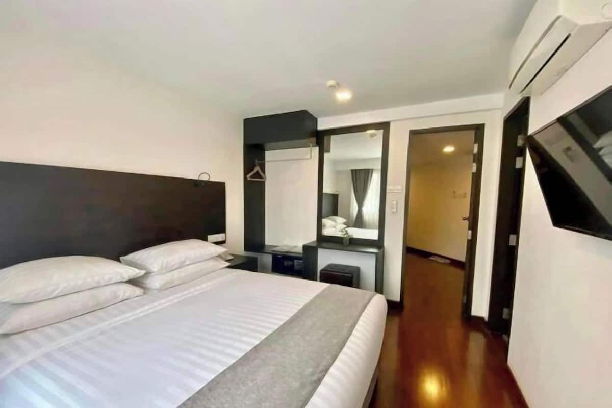 Minibar, in-room safe, iron/ironing board, free WiFi