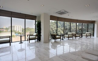 Un vestíbulo amplio con ventanas grandes, diseño moderno y vistas del entorno.