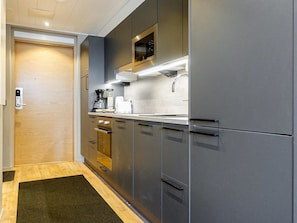 Jääkaappi, mikroaaltouuni, astianpesukone