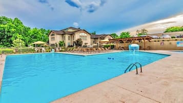 Una piscina cubierta, una piscina al aire libre