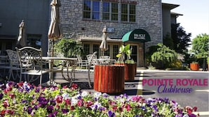 A stone building with a sign for Pointe Royale Clubhouse. - Pointe Royale Condo retreat (Branson)