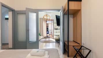 Two Bedroom Apartment with Old Town View | Tallelokero huoneessa, kannettavalle tietokoneelle sopiva työtila